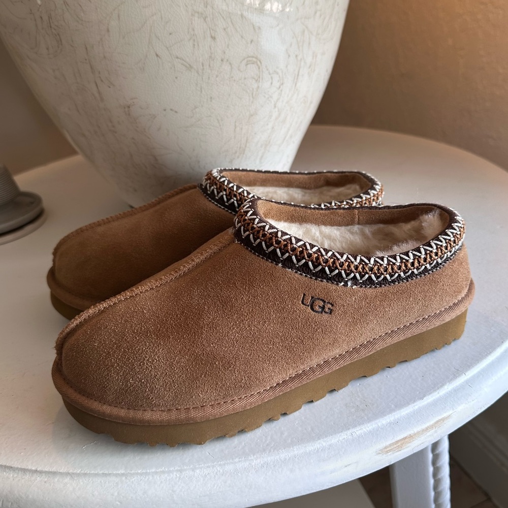 Ugg Women’s Tasman Shearling indoor/outdoor in size US 7. Color Chestnut